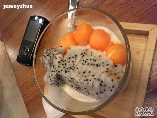 酸奶盖木瓜火龙果