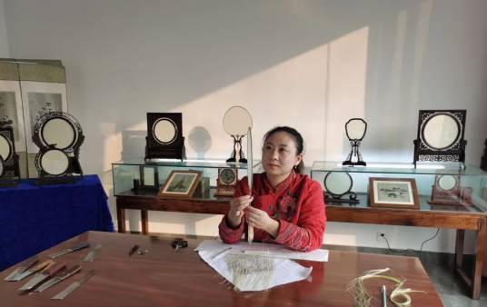 龚倩（“龚扇”的第五代传人、中国工艺美术大师、自贡市龚扇竹编工艺厂创始人）