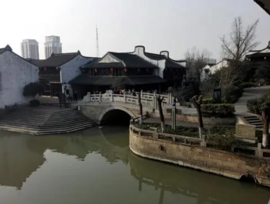 南湖边