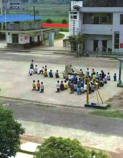 5·13湖南小学生操场罚跪事件
