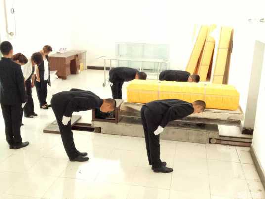 殡仪服务员