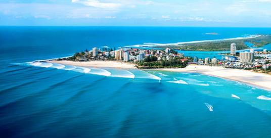 黄金海岸(沙滩在太阳光的照射下、反射出像黄金一样的金黄色)