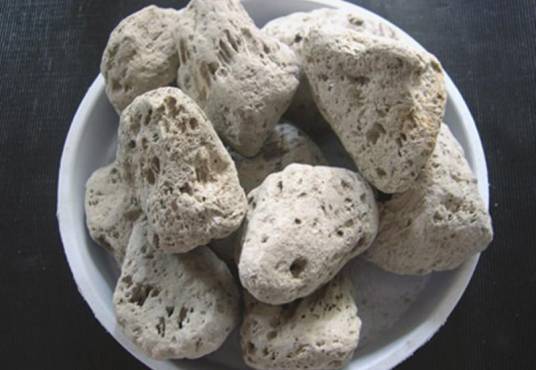 浮石（岩浆凝成的海绵状的岩石）