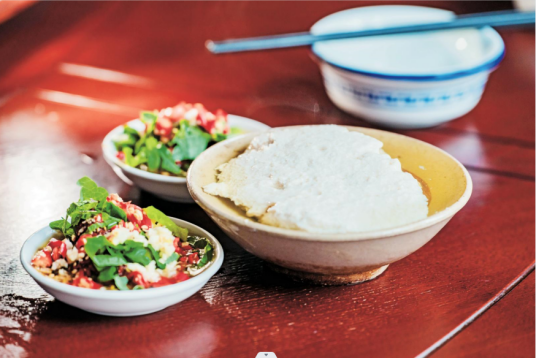 豆花饭（以大米饭、水豆花为原料的菜品）