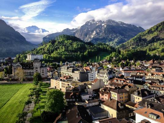 因特拉肯(世界著名旅游城市)