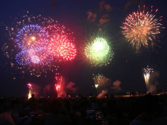 烟火大会(日本夏日庙会活动之一)