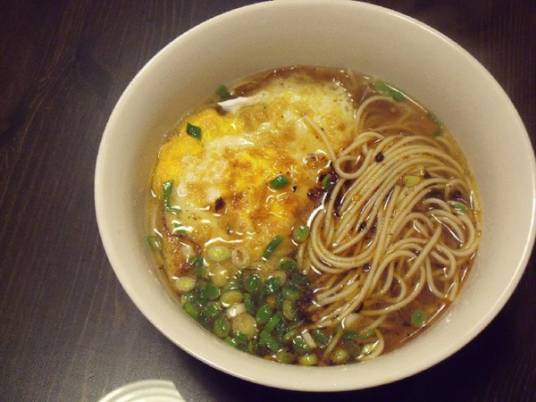 鸡蛋面（中国的传统面食小吃之一）