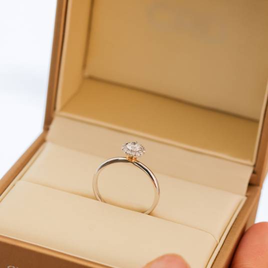 订婚戒指（男方送给女友的戒指）