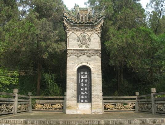 陵墓（帝王、诸侯的坟墓）