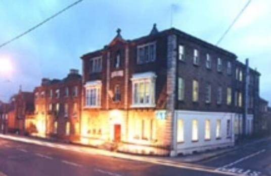 青年旅舍(为自助旅游者特别是青年旅游者提供住宿的企业)