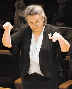 郑小瑛（交响乐女指挥家，爱乐女乐团音乐总监）