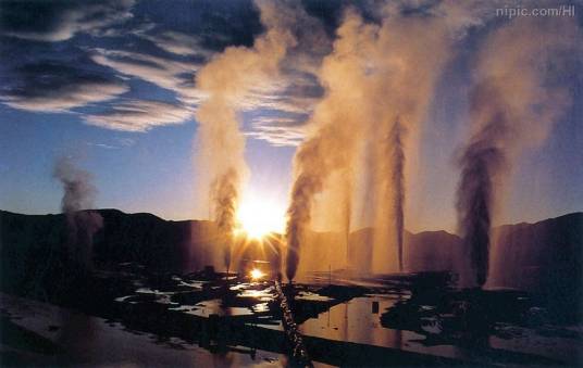 井喷（石油业专业用语）