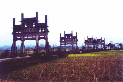 贞节牌坊（古时用来表彰女性从一而终的门楼）