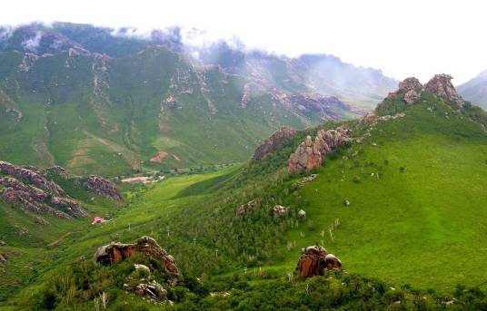 大青山（内蒙古中部阴山山脉中段）