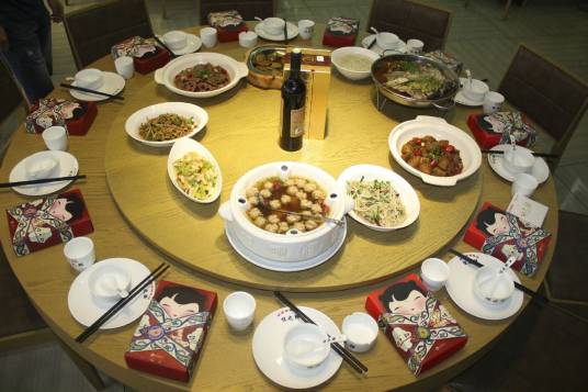 满月酒（婴儿出生后一个月而设立的酒宴）