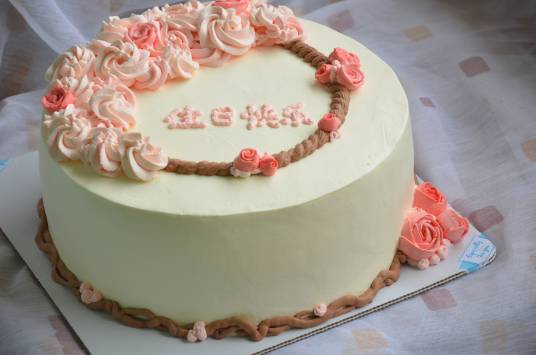 奶油蛋糕（用鸡蛋和奶油制作的甜品）