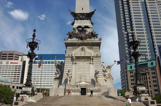 印第安纳波利斯（美国印第安纳州首府）