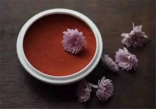 胭脂（使面颊着色的美容化妆品）