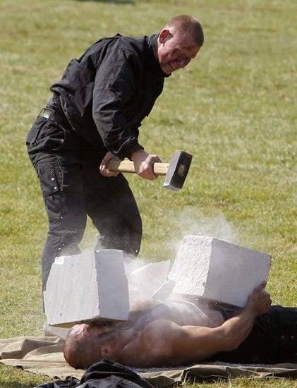 胸口碎大石（杂技）