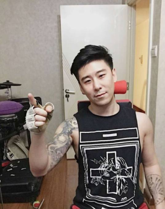 王文博（新花儿乐队主唱，花儿乐队鼓手）