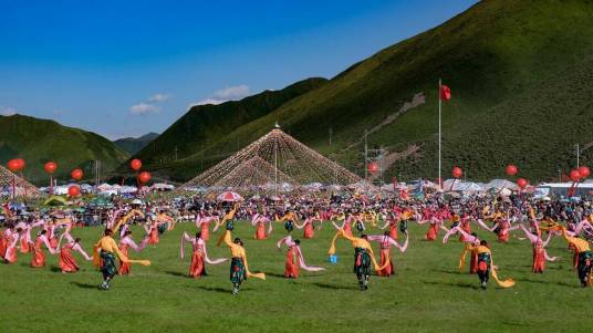 锅庄（藏族的民间舞蹈）