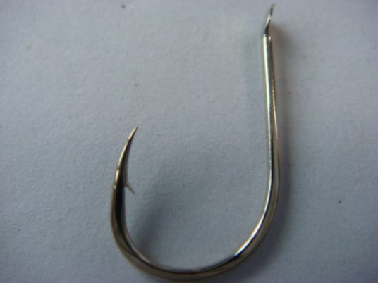 鱼钩(垂钓时用于悬挂钓饵以吸引鱼类上钩的工具)