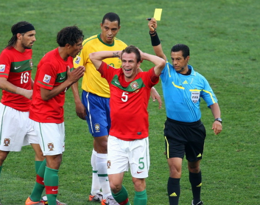 黄牌(足球中对犯规球员作出警告的工具)