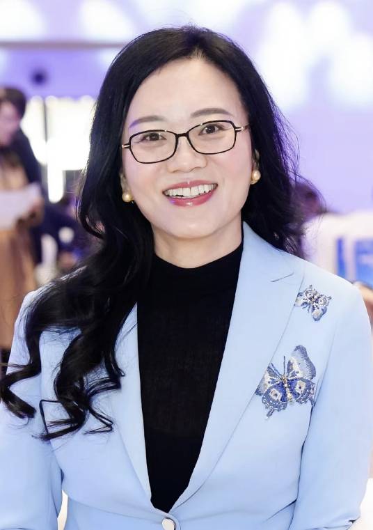 夏华（第十四届全国人大代表，中国民间商会副会长、依文集团董事长）