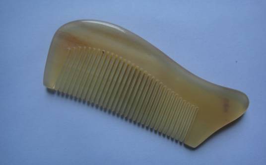 牛角梳(以牛角为原料制作的梳子)