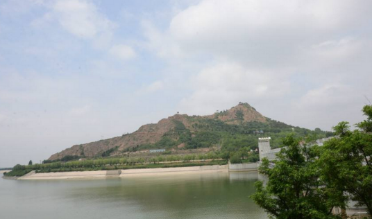 峡山（山东省潍坊市境内的山峰）