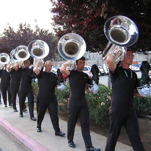 Bank holiday(银行放假不营业的日子)