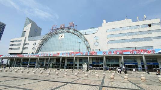 广州北站(中国广东省广州市花都区境内铁路车站)