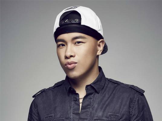 赵辰龙(中国内地男歌手,南征北战NZBZ组合成员)