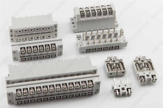 电子连接器