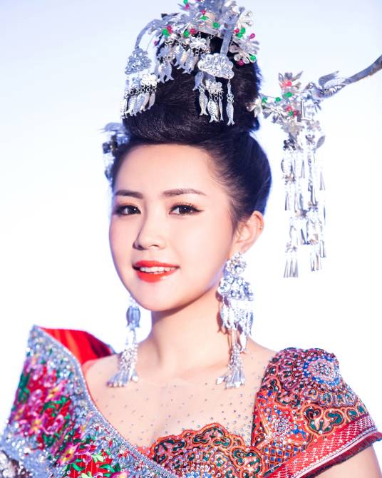 王馨(侗族女歌手)