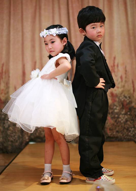 花童（婚礼上拉婚纱或在前面抛洒花瓣的小女生）