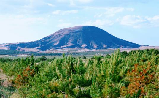 休眠火山(指有史以来曾经喷发过)