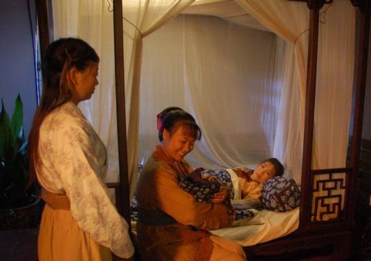 稳婆（旧时民间以替产妇接生为业的人）