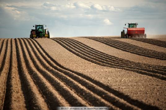 农业机械化(用各种机械代替手工工具进行生产)