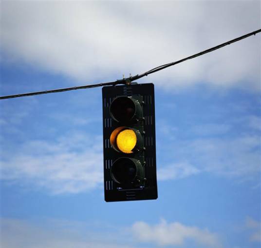 黄灯（交通灯中表示警示停意思的信号灯）