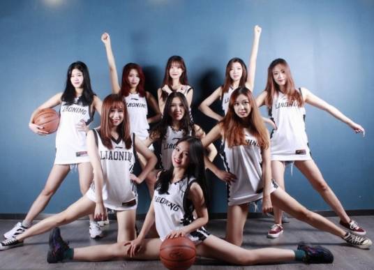 拉拉队（体育竞赛中为运动员加油的人群）