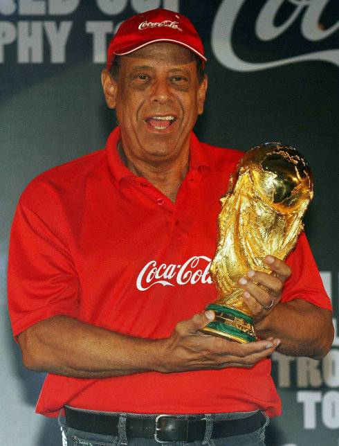 卡洛斯·阿尔贝托（1944年7月出生的巴西足球运动员）