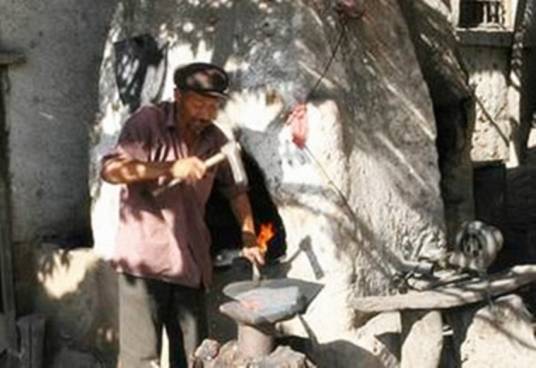 铁匠（打铁或锻造铁器的工匠）