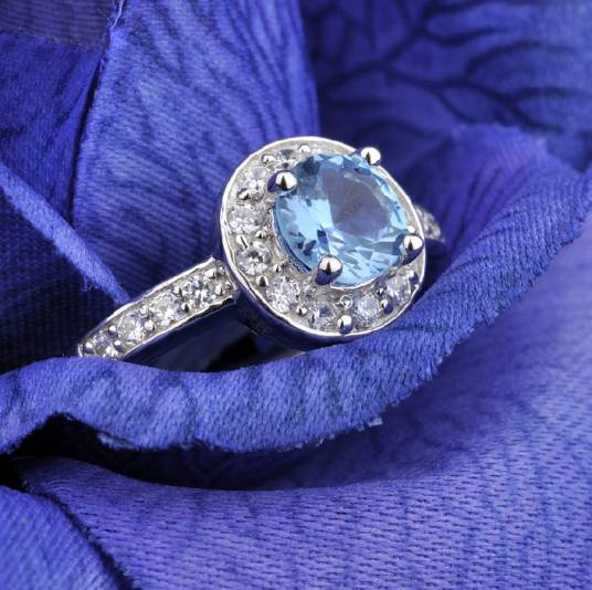 黄晶（含水的铝硅酸盐矿物）