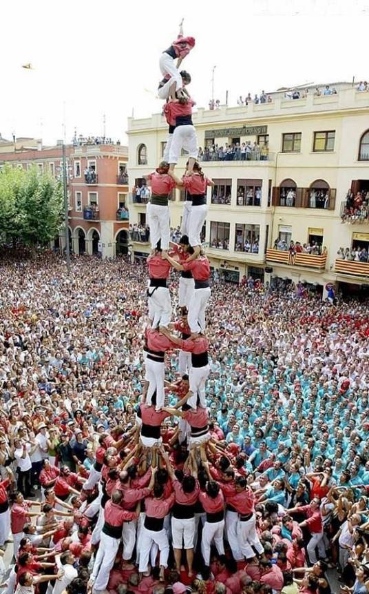 叠罗汉(一种传统的体育游戏)