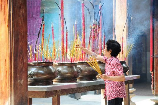 上香（人与神佛、圣尊或先祖的一种沟通方式）
