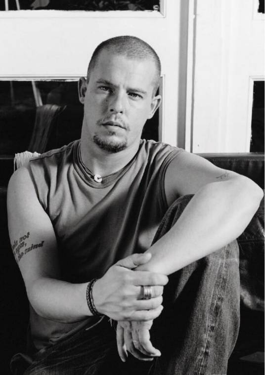 亚历山大·麦昆(英国著名服装设计师)