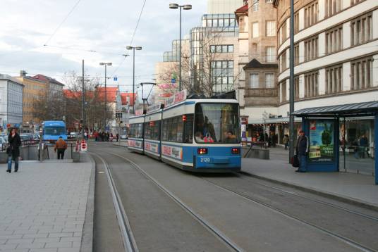 公共交通（向大众开放并提供运输服务的交通方式）