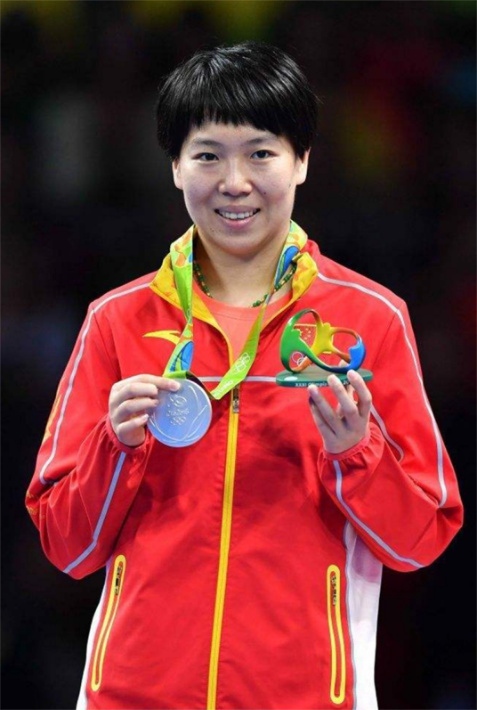 李晓霞（第十四届全国人大代表，中国女子乒乓球队队员，沈阳大学体育学院体育教育专业教授）