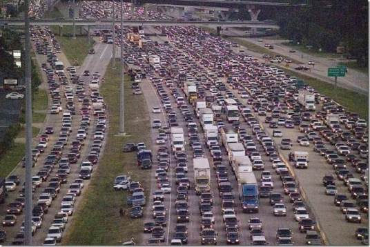 交通堵塞（一种车多拥挤且车速缓慢的现象）